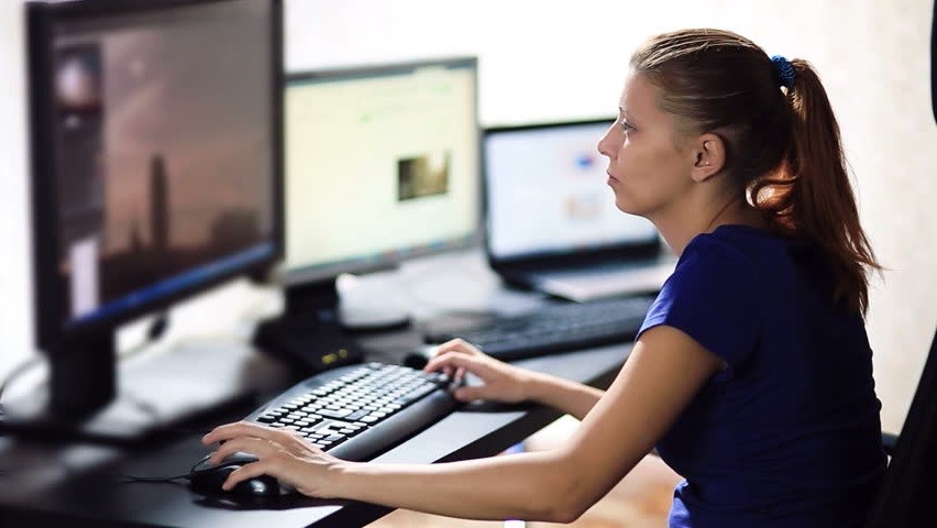 женщина за компьютером ищет работу