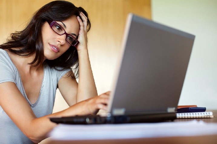 женщина ищит работу в интернете за компьютером