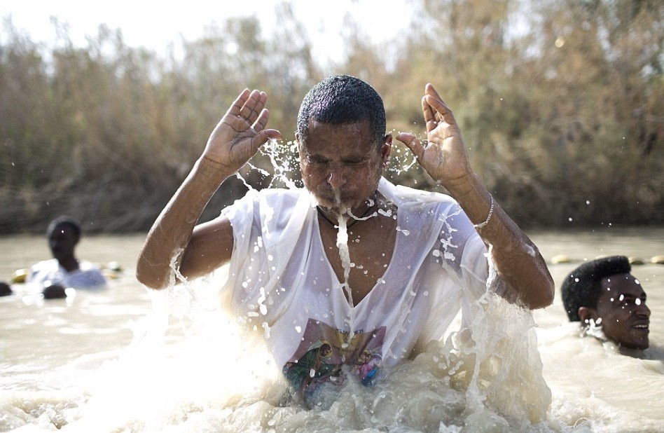купание на крещение в воде