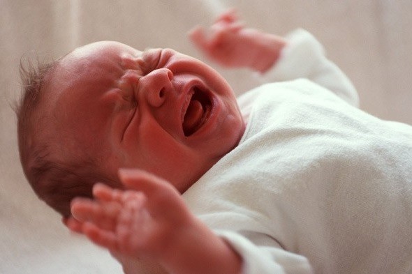 Новорожденный ребенок не спит, в чем причина? 