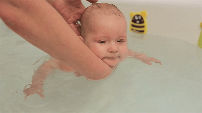 Как правильно купать ребенка первый месяц? 