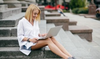 женщина ищет работу в интернете
