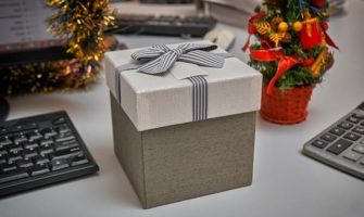 Подарок на любой праздник – что подобрать сослуживцам?