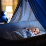 Почему новорожденный малыш плохо спит?