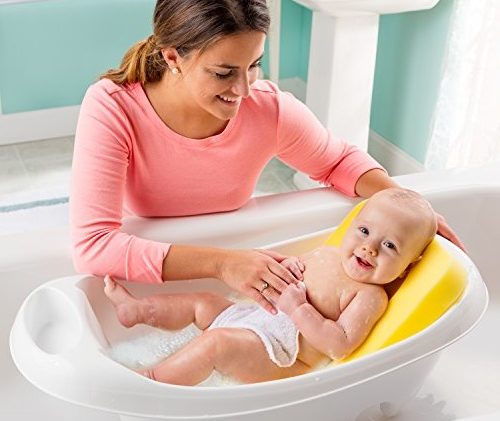 Как правильно купать ребенка первый месяц?