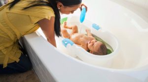 Как правильно купать ребенка первый месяц?