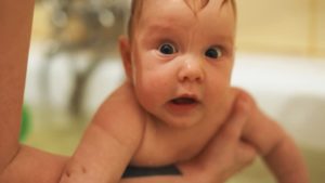 Новорожденный ребенок плачет что делать?