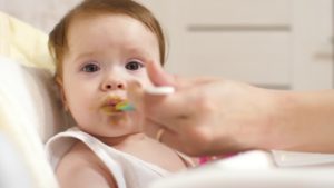 Что подойдет для питания ребенка в первый год жизни?
