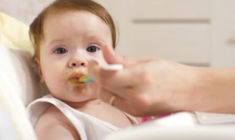 Что подойдет для питания ребенка в первый год жизни?