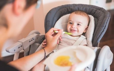 Что подойдет для питания ребенка в первый год жизни? 