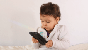 Как отучить ребенка от игры в телефон?