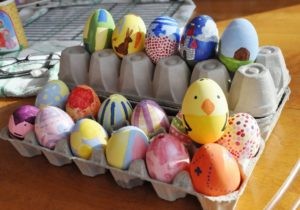 Как покрасить яйца на Пасху?