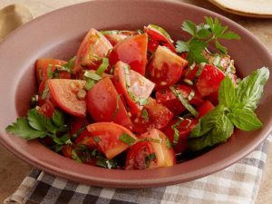 Какие салаты из помидор можно приготовить?