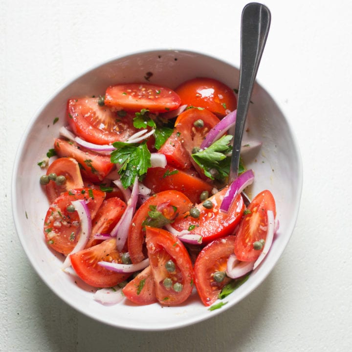 Какие салаты из помидор можно приготовить? 